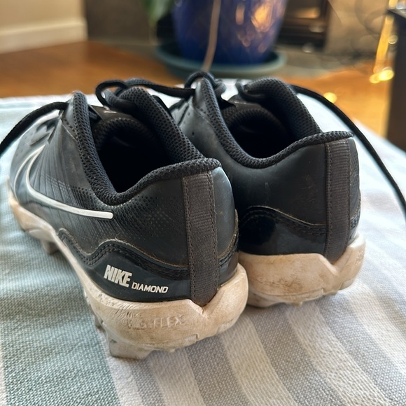 Boy’s Nike Baseball Cleats - Picture 2 of 4